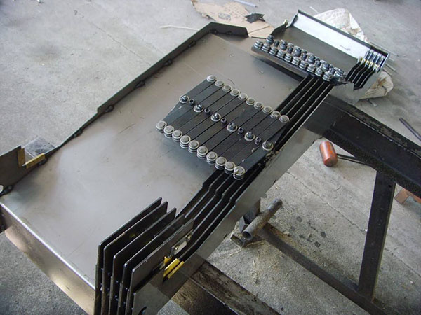 拉筋式數(shù)控車機床防護罩